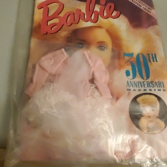 Barbie vintage magazine and outfit unopened - Picture 1 of 3